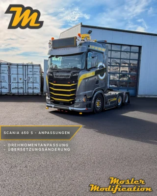 Bei diesem Scania 650 S lag der Fokus auf einer effizienteren Auslegung des Antriebsstrangs. Dafür wurde die Hinterachse mechanisch umgebaut und die Achsübersetzung von 3,27 auf 2,59 geändert. Durch die längere Übersetzung sinkt die Motordrehzahl bei gleicher Fahrgeschwindigkeit - mit entsprechendem Potenzial zur Kraftstoffersparnis.

🔧 Modell: Scania 650 S
⚙️ Achsübersetzung: 3,27 → 2,59
💻 Softwareanpassung für den unteren Drehzahlbereich

Passend zur geänderten Achsübersetzung wurde die Motorsoftware individuell angepasst. Dabei wurde die Drehmomentkurve gezielt in den unteren Drehzahlbereich verlagert, sodass der Motor auch bei geringerer Drehzahl das benötigte Drehmoment bereitstellt.

Durch die Kombination aus längerer Achsübersetzung und angepasster Drehmomententfaltung kann der Scania mit reduziertem Drehzahlniveau betrieben werden, was zu einem effizienteren Fahrbetrieb und einem geringeren Kraftstoffverbrauch führt.

#MoslerModification #Scania #Scania650S #Verbrauchsoptimierung #Softwareoptimierung #ECU #ECUTuning #TruckTuning #LKW #Fernverkehr #Truck #Tuning #Deutschland #Germany